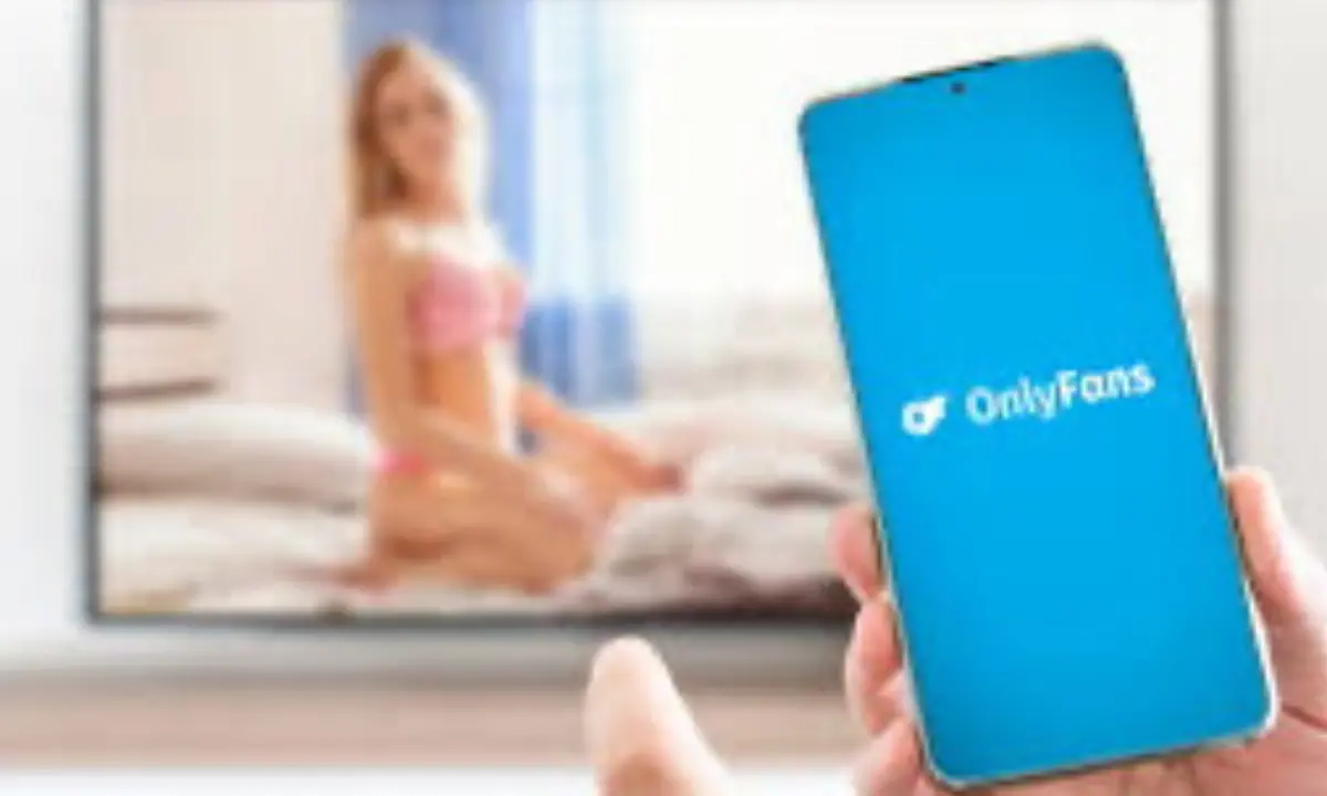 Si fa un giro su Onlyfans, trova la maestra del figlio e la fa sospendere