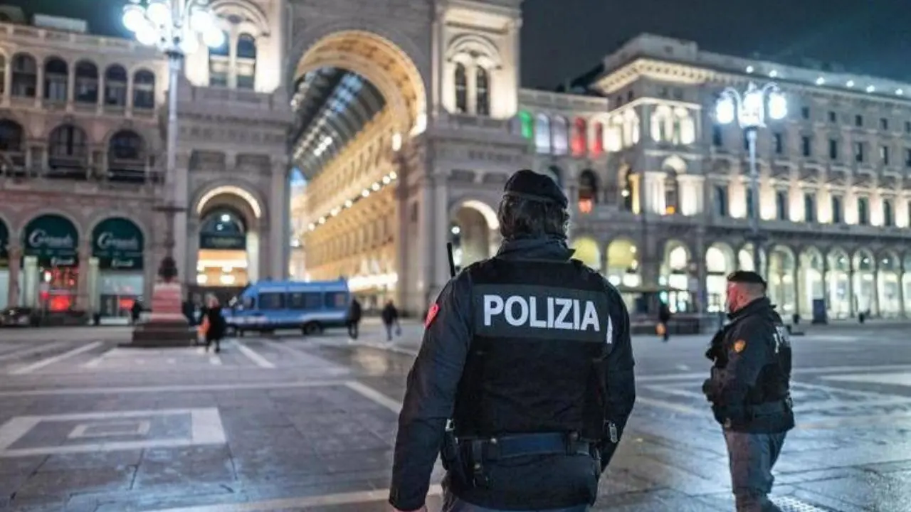 Sparatoria in centro a Milano, ferito un 42enne: si cercano due uomini