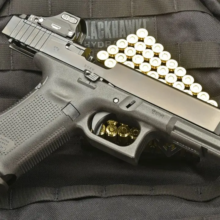 Cessione di una pistola Glock modificata, la Cassazione su Massimo Greco: «Manca il confronto con le altre assoluzioni»