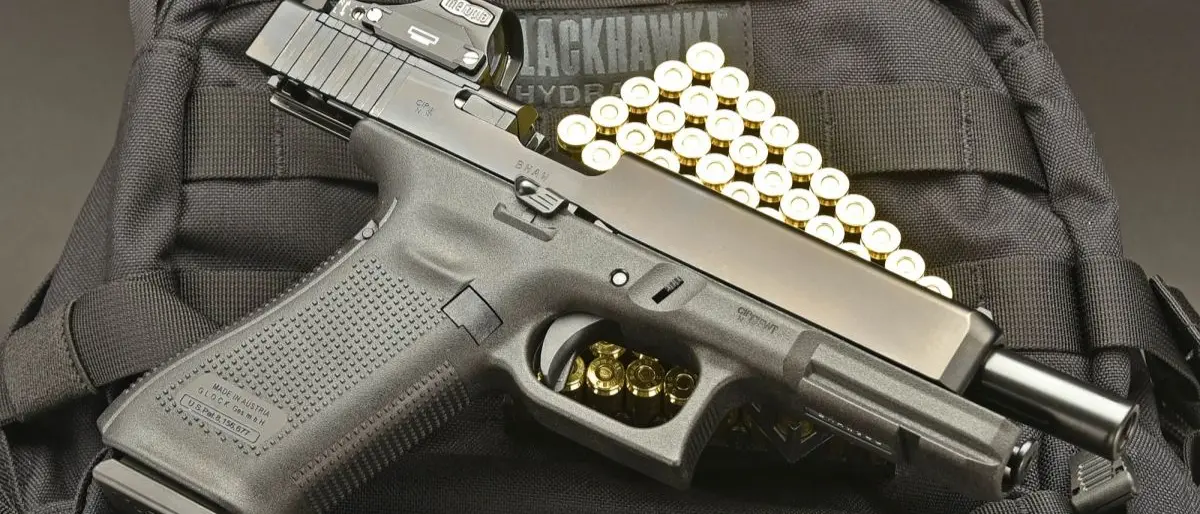 Cessione di una pistola Glock modificata, la Cassazione su Massimo Greco: «Manca il confronto con le altre assoluzioni»
