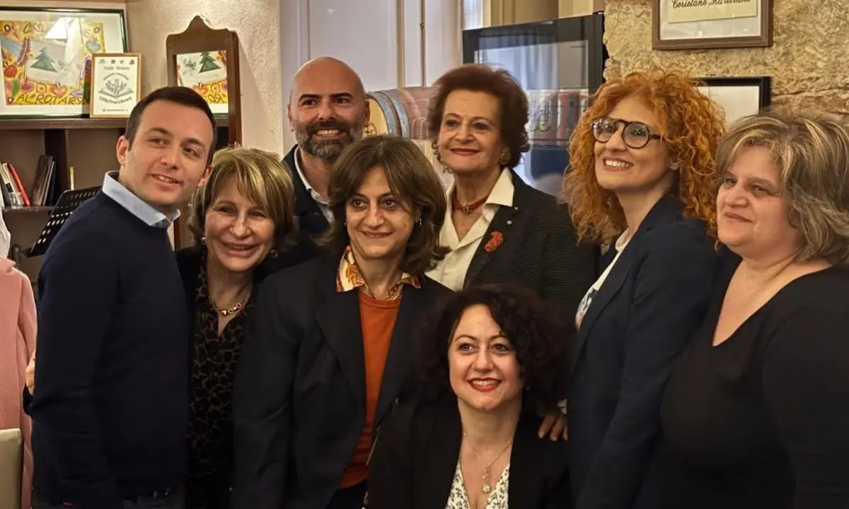 Free library in memoria di Coriolano Martirano al Caffe Telesio di Cosenza