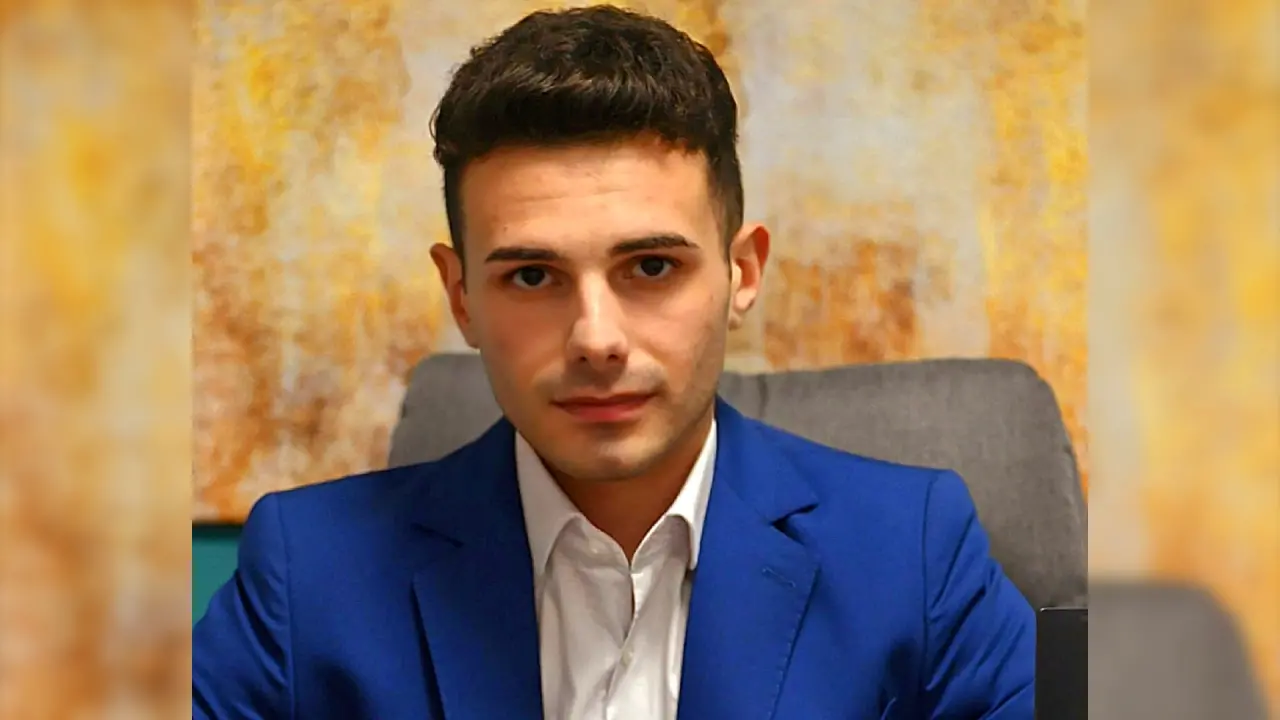 Andrea Signorelli oggi a Dentro la Notizia, le elezioni di Paola al centro della puntata
