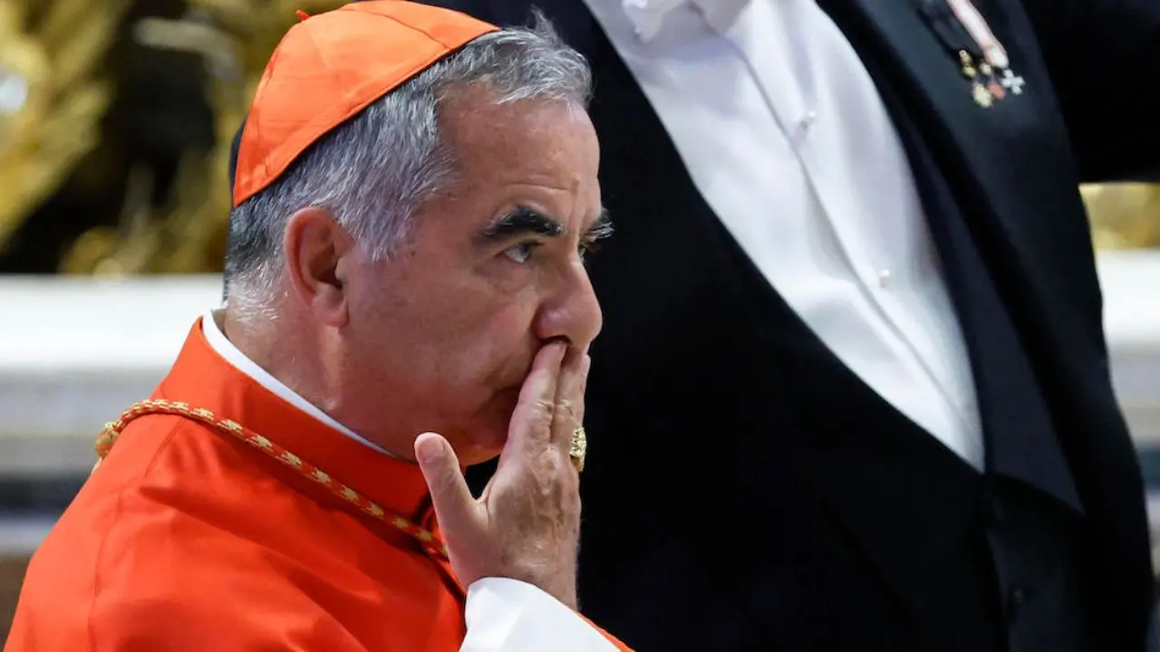 Conclave, il passo indietro di Becciu: «Obbedisco al Papa, non entrerò»