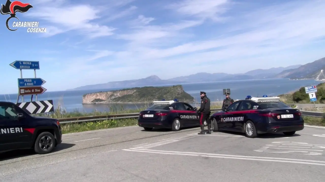 Tortora, legano connazionale per rapinarlo e filmano la scena col cellulare: fermati due marocchini