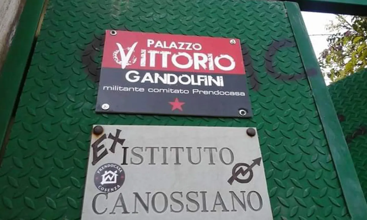 Le Cannossiane rivogliono lo stabile di via Arnoni. Prendocasa: «Non ce ne andiamo»