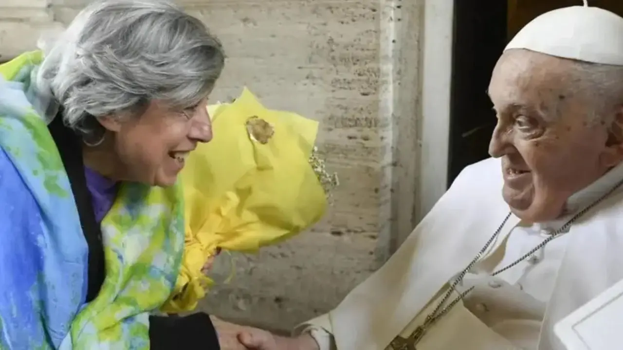 La signora calabrese dei fiori gialli racconta l'ultimo incontro con Papa Francesco: «Non andrò ai funerali, troppo dolore»