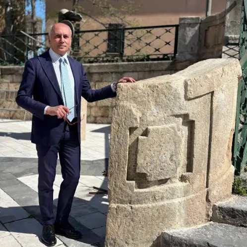 Restaurate le lapidi di Piazza Scanderbeg e i Ceppi di via Sertorio Quattromani