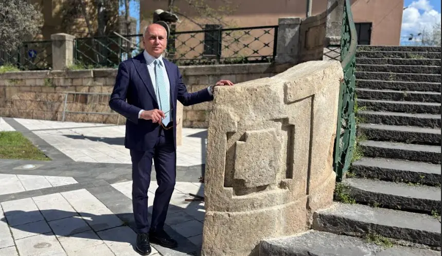 Restaurate le lapidi di Piazza Scanderbeg e i Ceppi di via Sertorio Quattromani