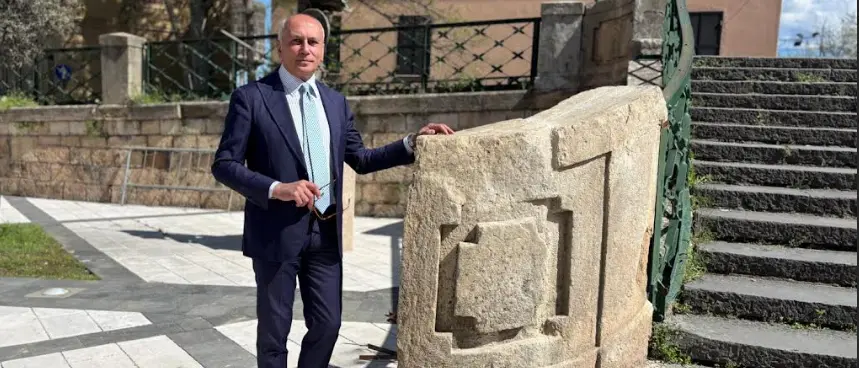 Restaurate le lapidi di Piazza Scanderbeg e i Ceppi di via Sertorio Quattromani