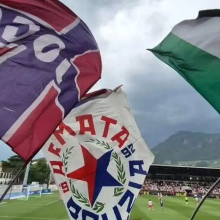 Multa per la bandiera della Palestina durante Südtirol-Cosenza, Sinistra Italiana: «Interdetti»