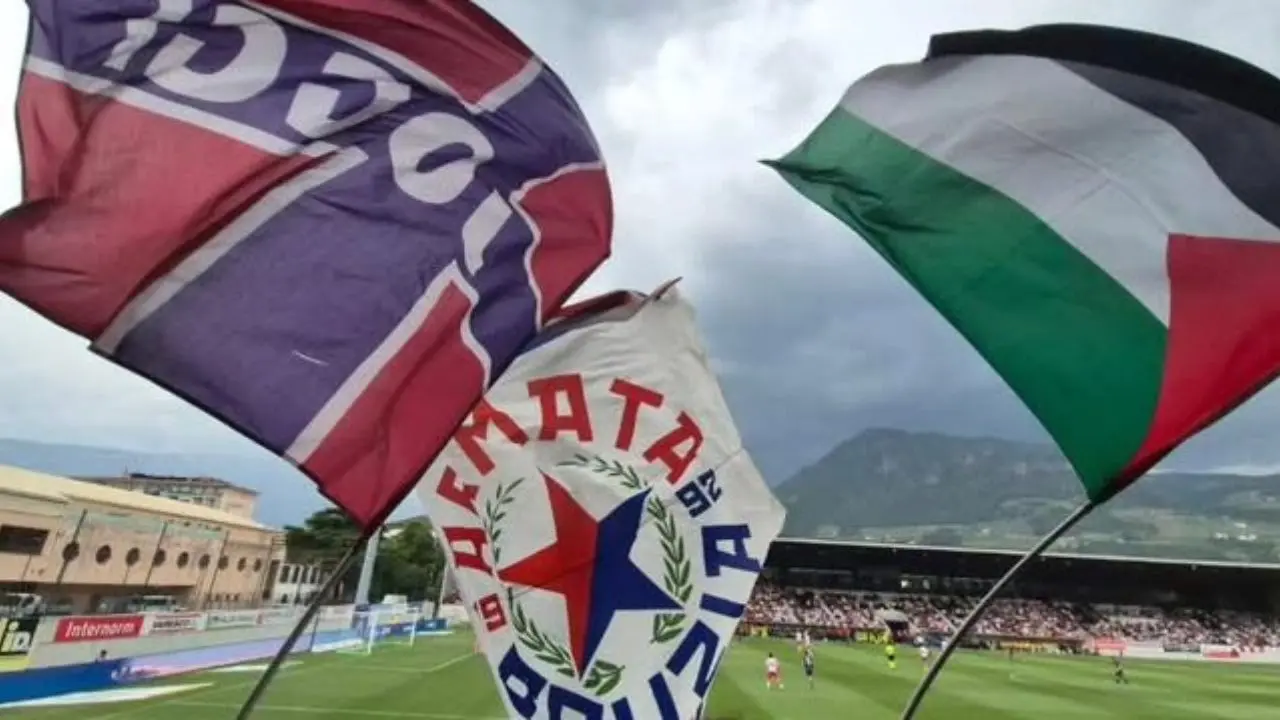 Multa per la bandiera della Palestina durante Südtirol-Cosenza, Sinistra Italiana: «Interdetti»