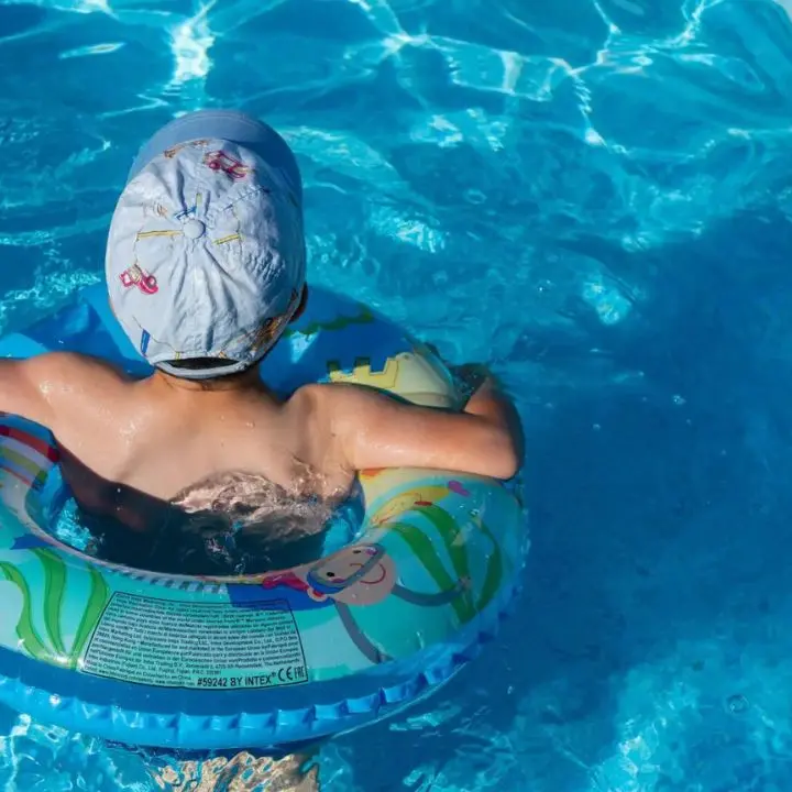 Roma, 5 bambini finiscono in ospedale dopo bagno in piscina: possibile intossicazione da cloro
