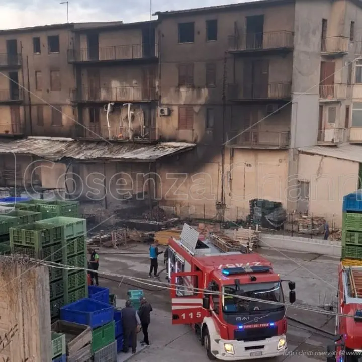 Amantea, come si presenta la palazzina interessata dal rogo di Campora