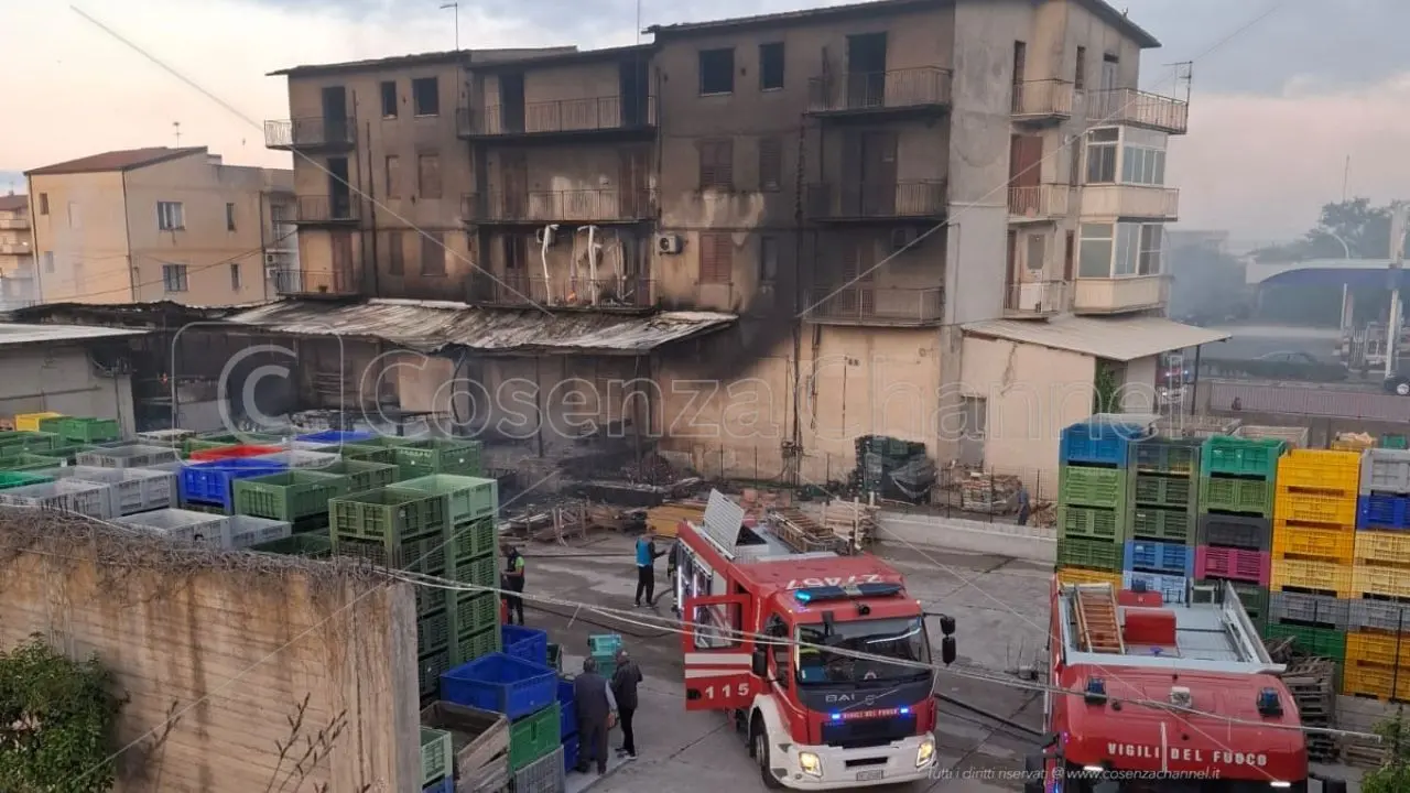 Amantea, come si presenta la palazzina interessata dal rogo di Campora
