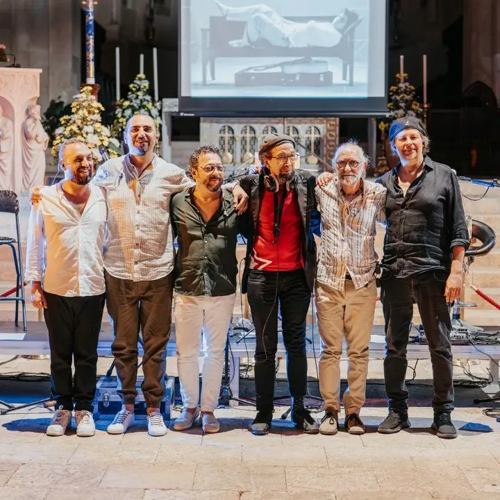 Tutto cresce e se ne va: sold out a Cosenza per il concerto solidale dedicato a Pino Daniele