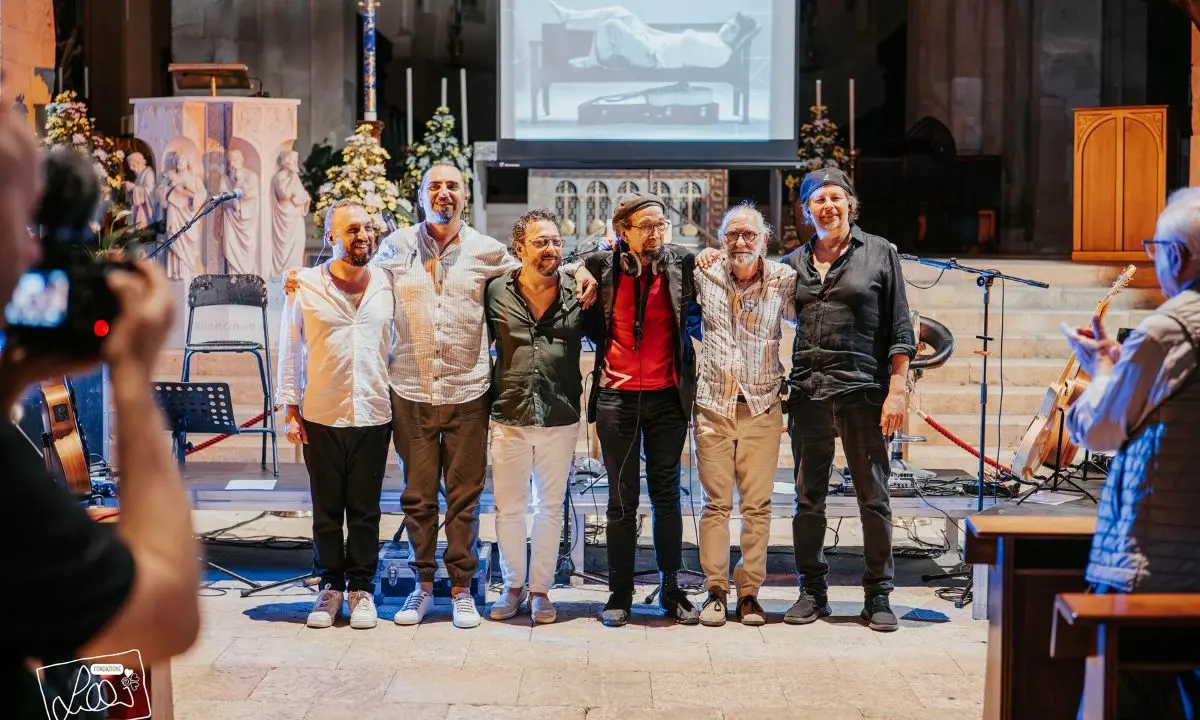 Tutto cresce e se ne va: sold out a Cosenza per il concerto solidale dedicato a Pino Daniele