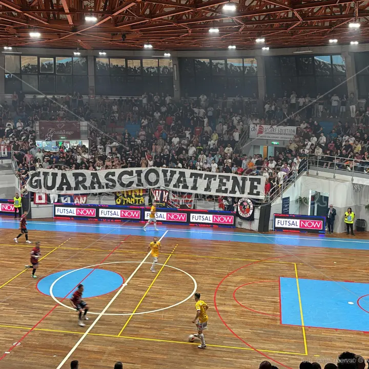 \"Guarascio Vattene\" anche al Palaferraro, la contestazione continua ai playout della Pirossigeno