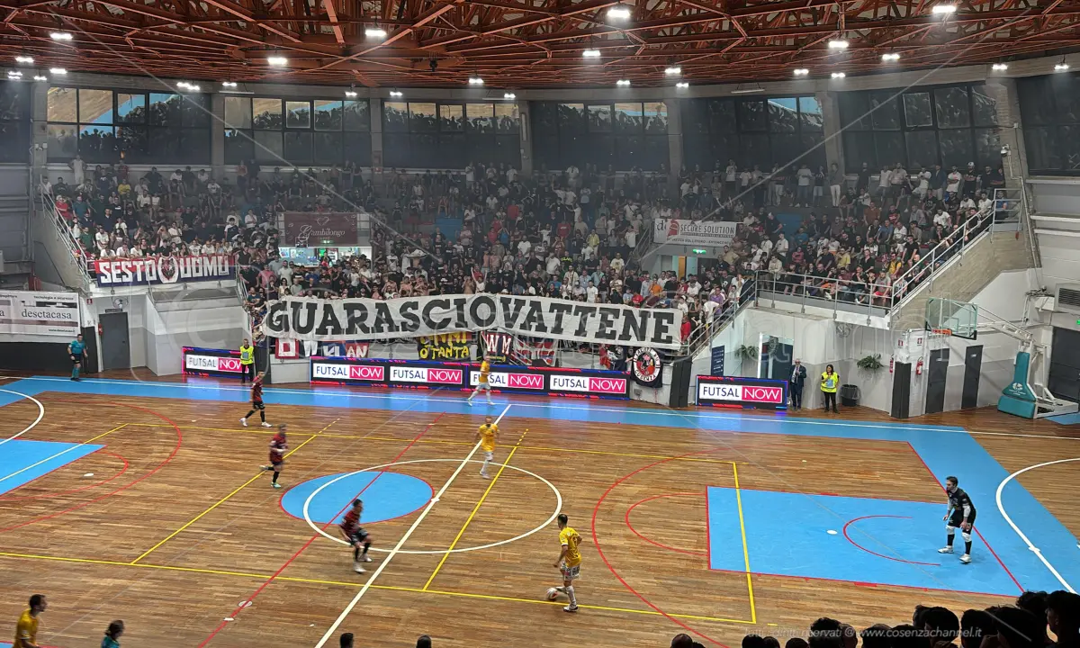 \"Guarascio Vattene\" anche al Palaferraro, la contestazione continua ai playout della Pirossigeno