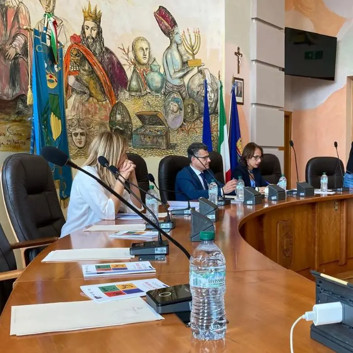 Cosenza riconosce ufficialmente il genocidio del popolo rom: approvato all’unanimità l’ordine del giorno sul Samudaripen