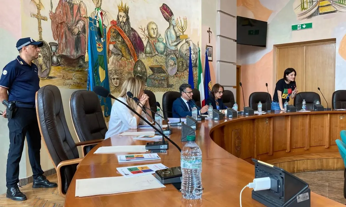 Cosenza riconosce ufficialmente il genocidio del popolo rom: approvato all’unanimità l’ordine del giorno sul Samudaripen