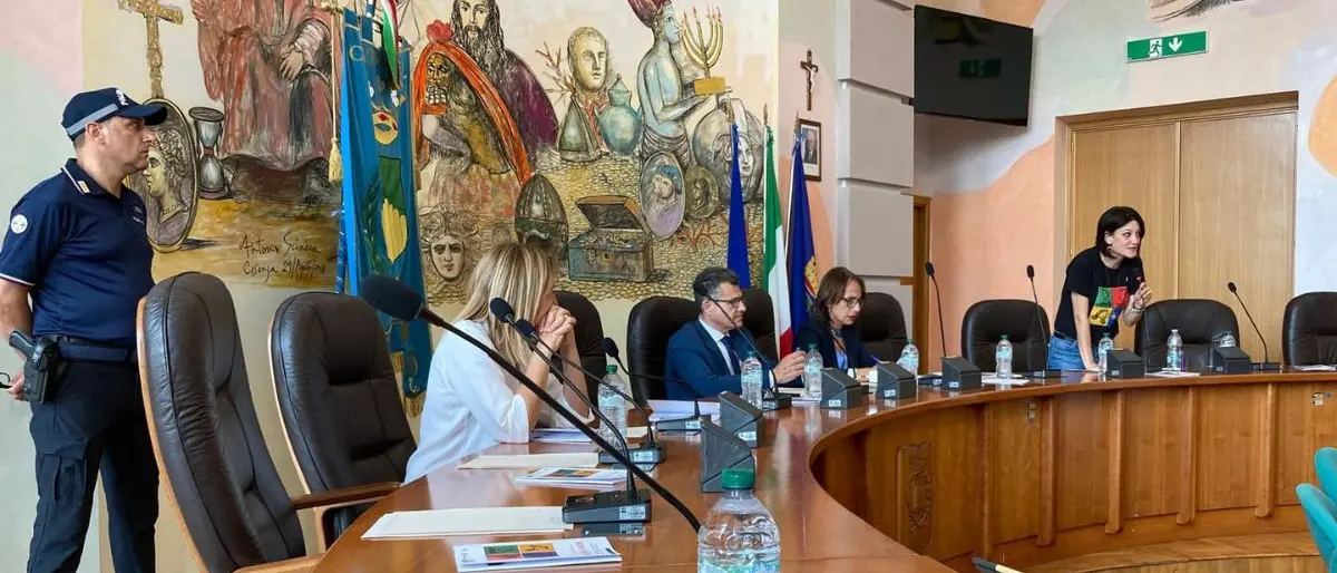 Cosenza riconosce ufficialmente il genocidio del popolo rom: approvato all’unanimità l’ordine del giorno sul Samudaripen