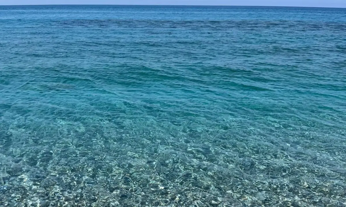 Mare pulito e calmo: Ionio e Tirreno cosentino regalano il primo vero giorno d’estate
