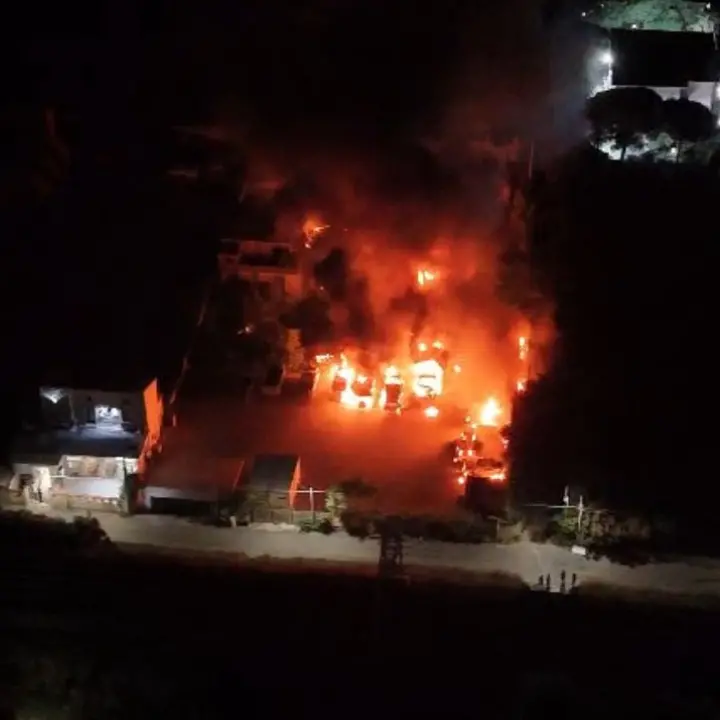 Cetraro, con l'incendio ai mezzi di Ecologia Oggi la criminalità dichiara guerra alle istituzioni