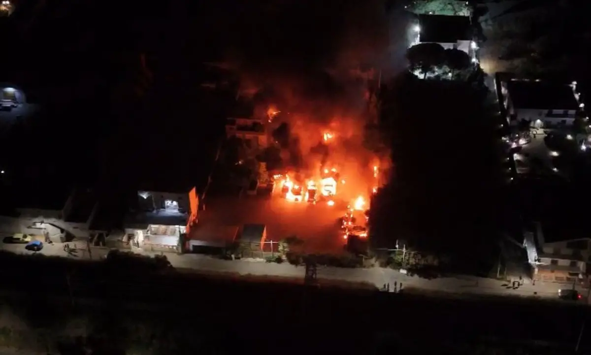 Cetraro, con l'incendio ai mezzi di Ecologia Oggi la criminalità dichiara guerra alle istituzioni