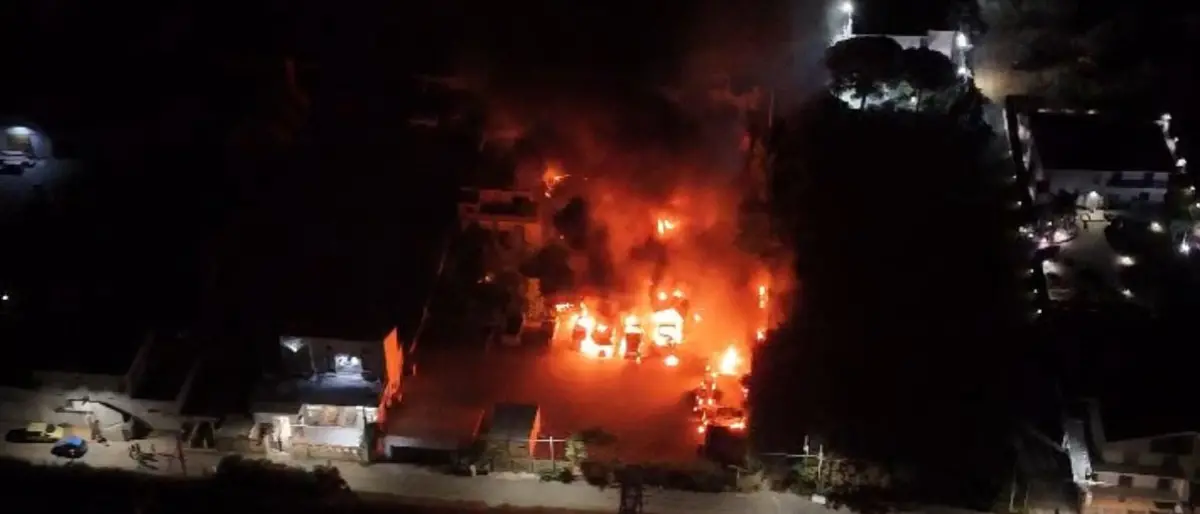 Cetraro, con l'incendio ai mezzi di Ecologia Oggi la criminalità dichiara guerra alle istituzioni