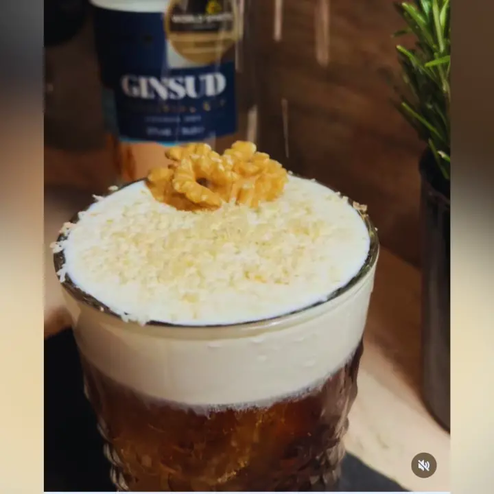 Il bartender Roberto Gulino omaggia Brunori con un cocktail ispirato al suo \"L'albero delle noci\"