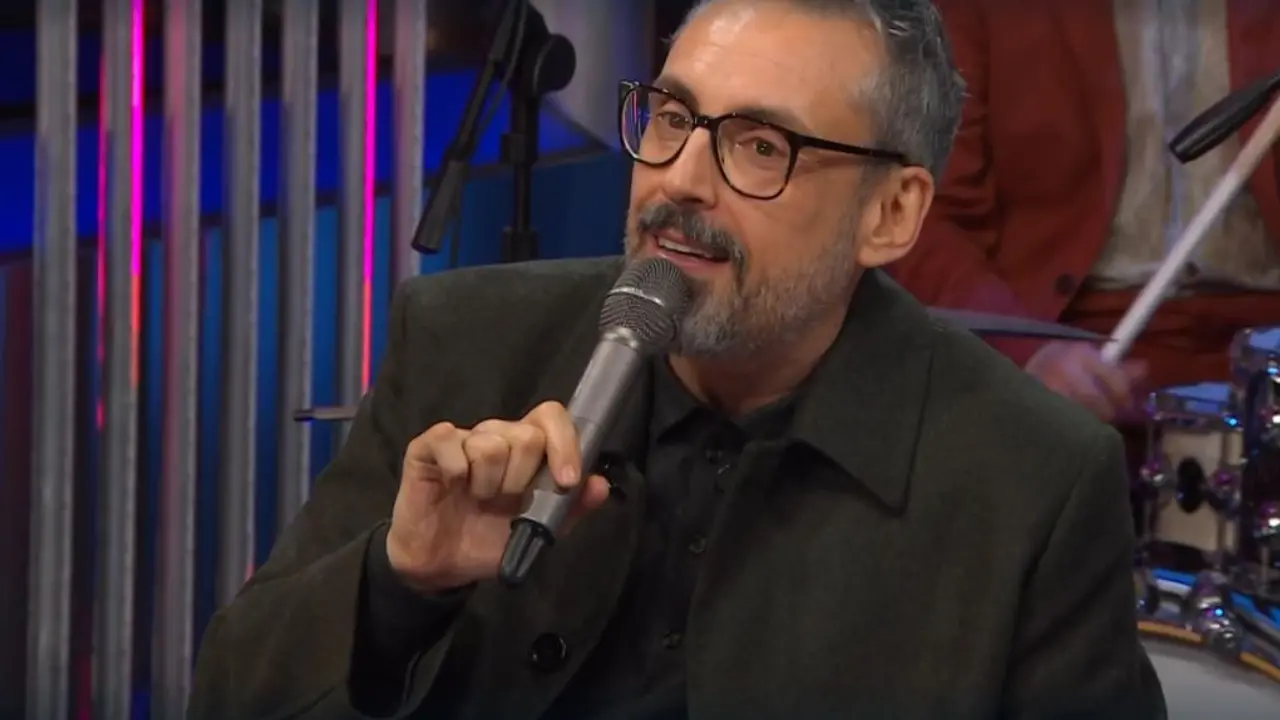 Brunori show al dopofestival: «Ho fatto una canzone da papà rimbambito»