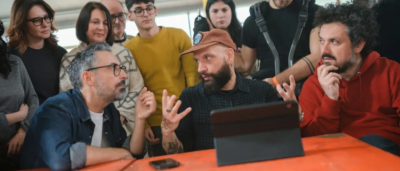 Videoclip di Brunori, Calabria Film Commission: «Delicato e giocoso valzer di famiglia sul sistema cosmico brunoriano»