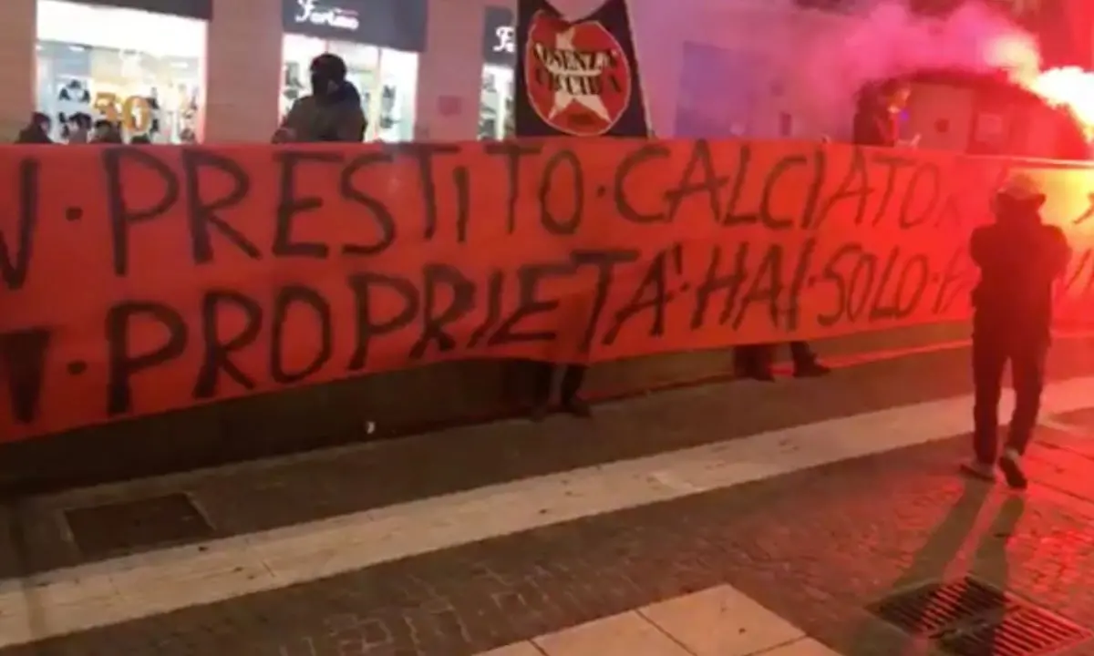 Fumogeni al sit-in di protesta contro Guarascio, assolto un ultrà del Cosenza
