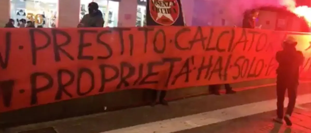Fumogeni al sit-in di protesta contro Guarascio, assolto un ultrà del Cosenza
