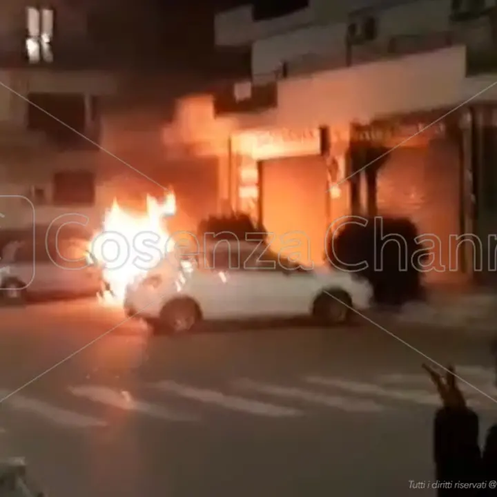 Corigliano Rossano, notte di fuoco. In fiamme anche un'automobile