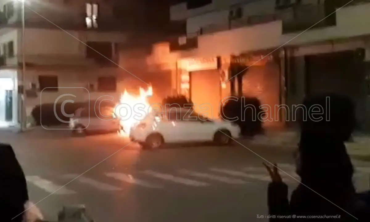 Corigliano Rossano, notte di fuoco. In fiamme anche un'automobile