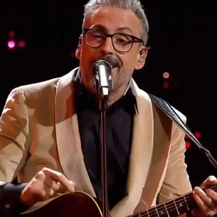 Finale Sanremo 2025, ecco quando si esibirà Dario Brunori: l'orario d'uscita dell'idolo di Cosenza