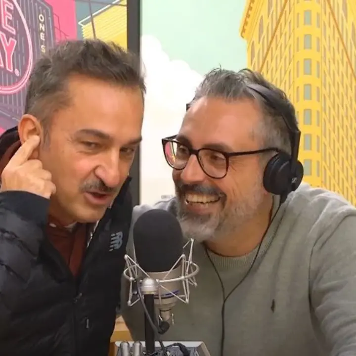 Cosenza si prende il dopofestival: Brunori-Savino incontenibili\u00A0(e Fru se ne esce con un «Jamu Lupi»)\n