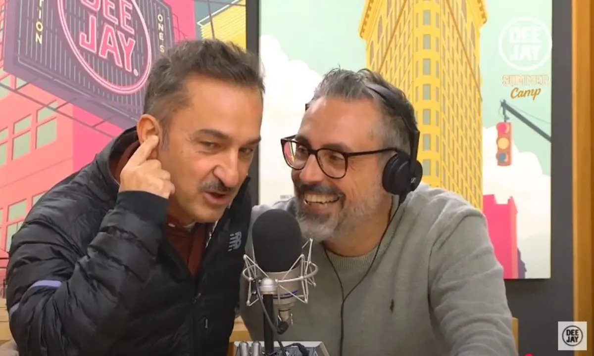 Radio Deejay, Brunori intervista... Brunori: Nicola Savino irrompe nella diretta col cantautore e parlano in dialetto