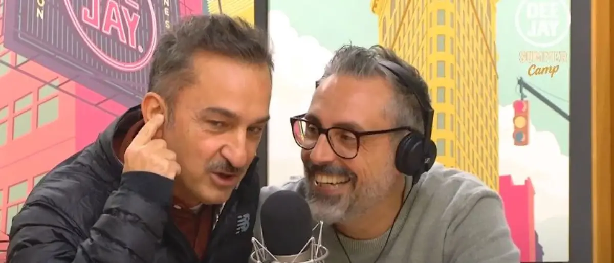 Radio Deejay, Brunori intervista... Brunori: Nicola Savino irrompe nella diretta col cantautore e parlano in dialetto