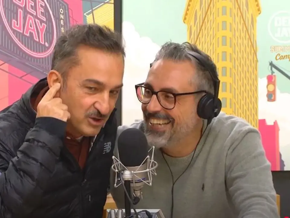 Cosenza si prende il dopofestival: Brunori-Savino incontenibili (e Fru se ne esce con un «Jamu Lupi»)