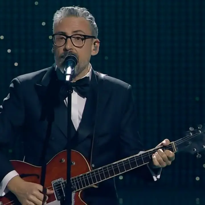 Sanremo, Brunori con il numero 10 dei fantasisti infiamma l’Ariston della finale