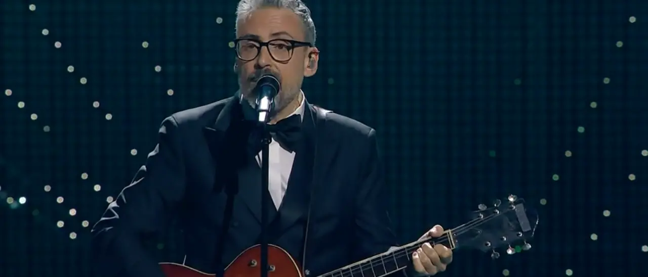 Sanremo, Brunori con il numero 10 dei fantasisti infiamma l’Ariston della finale