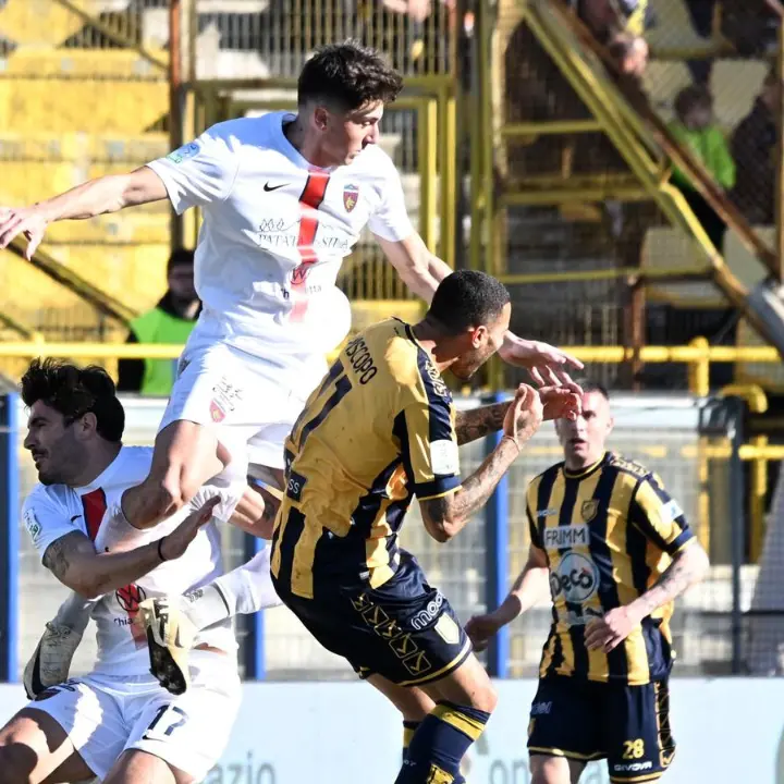 Juve Stabia-Cosenza 3-0, Lupi k.o. al \"Menti\": il tabellino del match