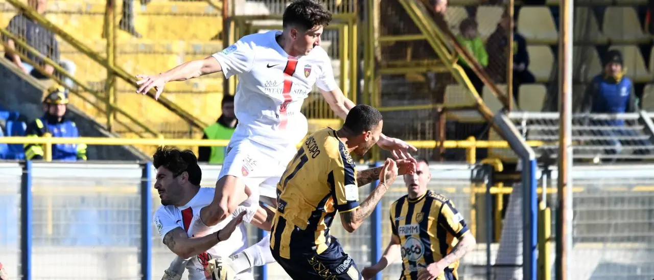 Juve Stabia-Cosenza 3-0, Lupi k.o. al \"Menti\": il tabellino del match