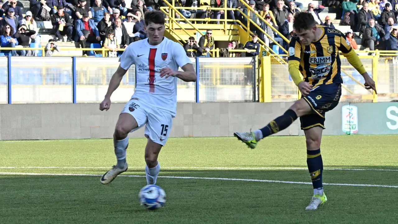 Cosenza, un successo non fa primavera: la Juve Stabia vince 3-0 (con due regali dei Lupi)