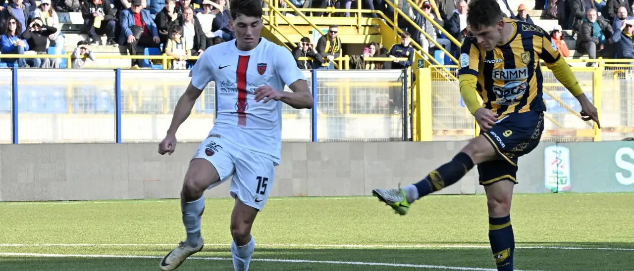 Cosenza, un successo non fa primavera: la Juve Stabia vince 3-0 (con due regali dei Lupi)