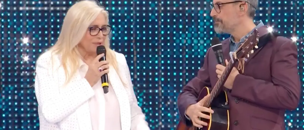 Brunori a \"Domenica In\" canta live e non in playback. Ma per lui niente intervista