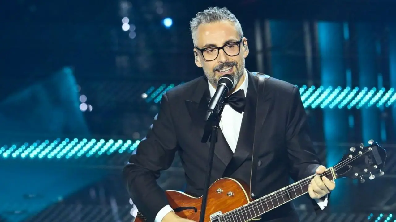 Il Festival di Sanremo incorona Dario Brunori: «Premiata la mia autenticità, all'Eurovision avrei sfoggiato un look calabro-rock»