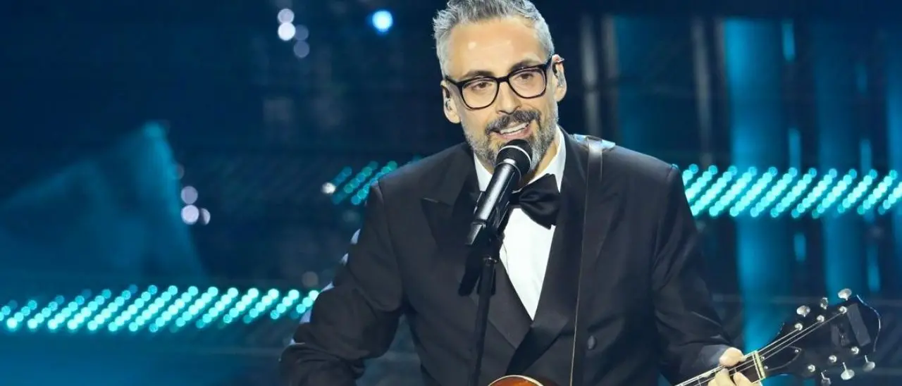 Il Festival di Sanremo incorona Dario Brunori: «Premiata la mia autenticità, all'Eurovision avrei sfoggiato un look calabro-rock»